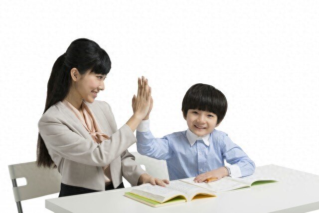 男孩嫌妈妈凶,但仍把奖励都给妈妈