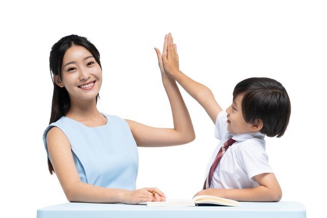 男孩嫌妈妈凶,但仍把奖励都给妈妈