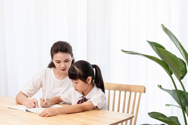 男孩嫌妈妈凶,但仍把奖励都给妈妈