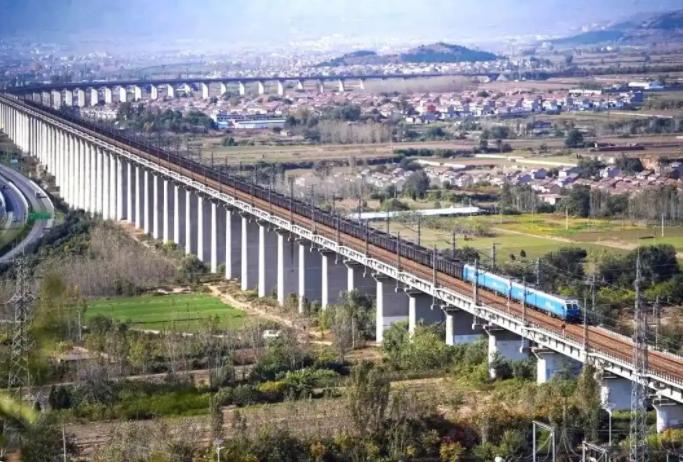 超长火车震撼亮相!210节车厢“钢铁巨龙”刷新世界纪录