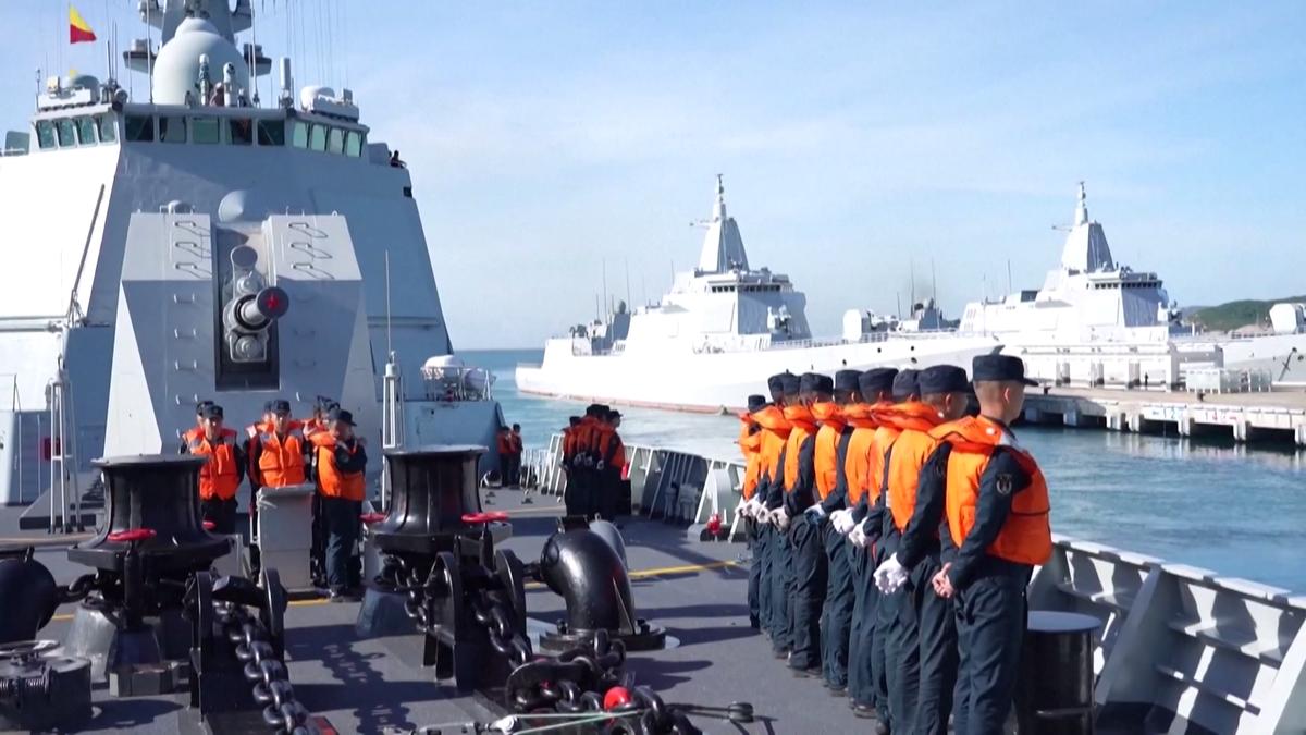 中国海军新一代“带刀护卫”震撼亮相:055B型驱逐舰首组高清