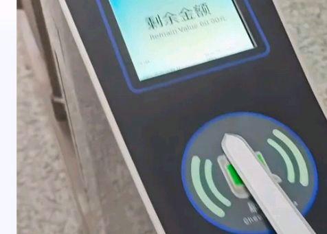 “宝剑”造型交通卡引热议官方回应?网友:手机支付便捷谁还用卡