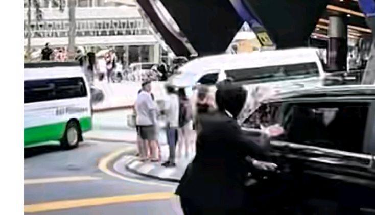 马来西亚女保镖火了扒车门一跃而上?网友:为何采取这种上车方式