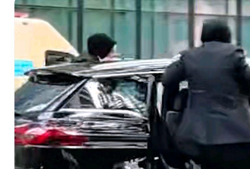 马来西亚女保镖火了扒车门一跃而上?网友:为何采取这种上车方式