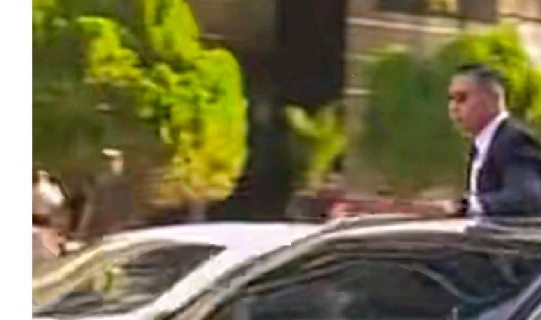 马来西亚女保镖火了扒车门一跃而上?网友:为何采取这种上车方式