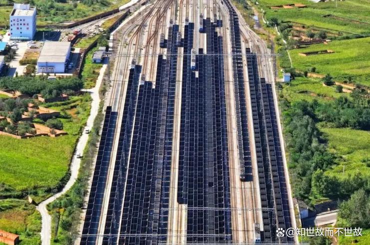 钢铁巨龙震撼再现!106节车厢穿越中国山川?载重万吨燃动寒冬