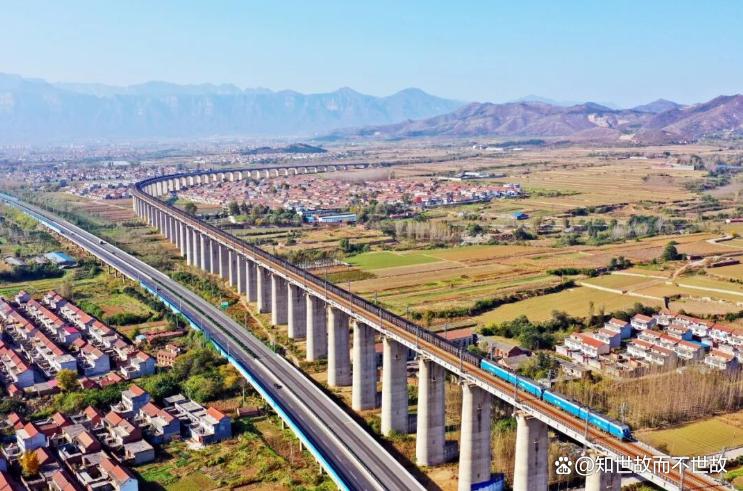 钢铁巨龙震撼再现!106节车厢穿越中国山川?载重万吨燃动寒冬