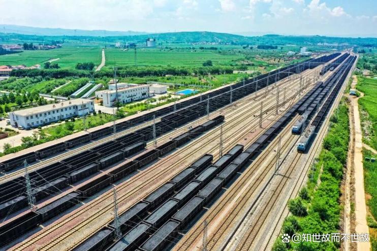 钢铁巨龙震撼再现!106节车厢穿越中国山川?载重万吨燃动寒冬