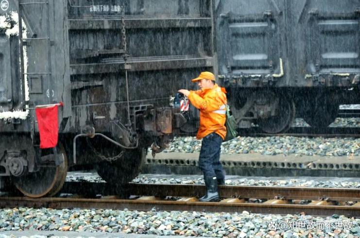 钢铁巨龙震撼再现!106节车厢穿越中国山川?载重万吨燃动寒冬