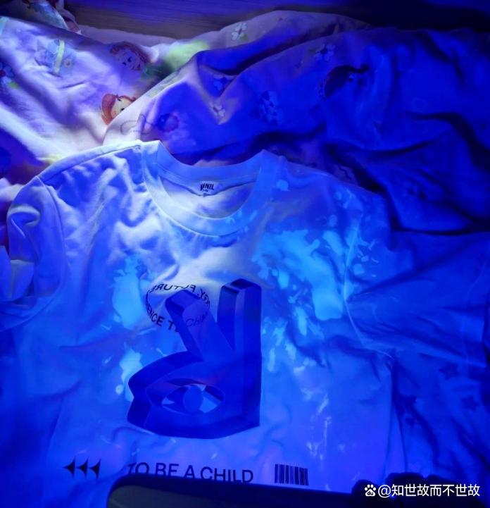 女子照出全家发光源头竟是洗衣粉!荧光增白剂?洗衣粉中的“美颜滤镜”?