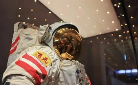 有1套舱外服即将“退休” 在轨使用已超20次(图2)