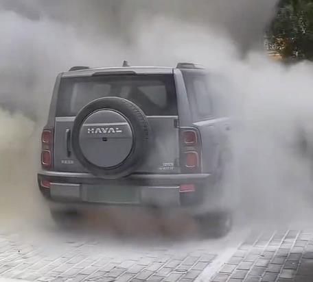 陕西一哈弗猛龙突然起火 灭火器根本没用:烧成框架(图1)