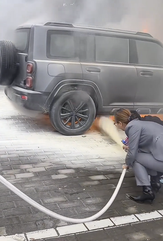 疯狂星期四刘强东请客！骑手免费吃肯德基：用户也有福利