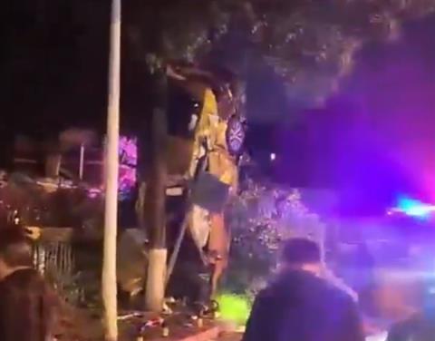 重庆一汽车发生翻车事故:车尾朝天靠树上 气囊弹开男子自行脱困爬出(图2)