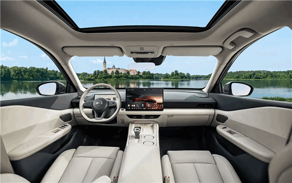 首搭华为座舱的燃油车！东风日产天籁·鸿蒙座舱内饰首发