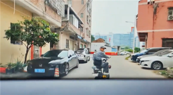 阿维塔车主连续三次误踩油门 AEB全部刹停：救了小哥一命