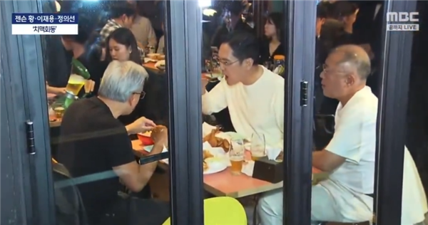 时隔15年访韩 黄仁勋与三星李在镕、现代汽车郑义宣吃炸鸡、喝交杯酒-图1 时隔15年访韩 黄仁勋与三星李在镕、现代汽车郑义宣吃炸鸡、喝交杯酒-图1