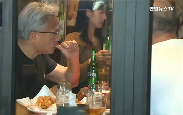 时隔15年访韩 黄仁勋与三星李在镕、现代汽车郑义宣吃炸鸡、喝交杯酒-图3 时隔15年访韩 黄仁勋与三星李在镕、现代汽车郑义宣吃炸鸡、喝交杯酒-图3