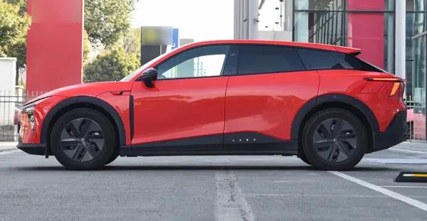 极越01分为三个版本配置极越01 Max版和Max长续航版