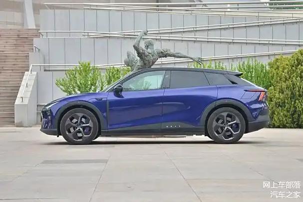 极越01分为三个版本配置极越01 Max版和Max长续航版