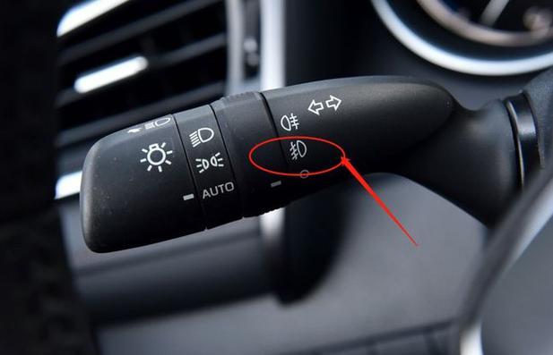 车内照明灯会自动关吗