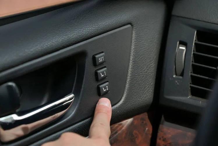 斯巴鲁傲虎儿童锁位置及解开方法指南