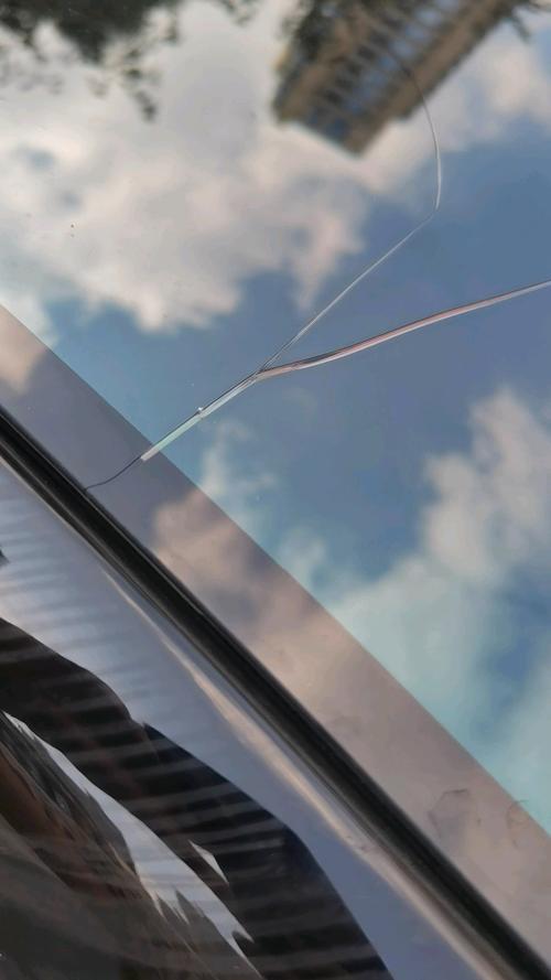 车玻璃自然开裂和人为开裂有何区别