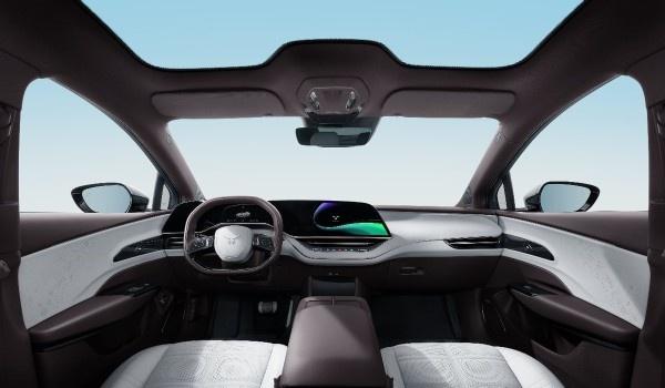 红旗EH7配备全场景AEB紧急制动功能