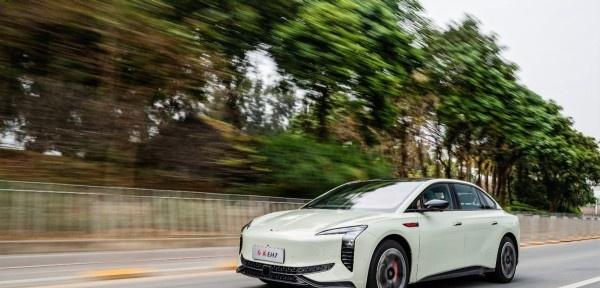 红旗EH7配备全场景AEB紧急制动功能