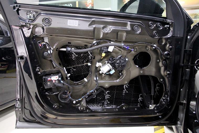 奥迪车上的喇叭在哪里?