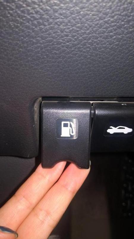 瑞虎8油箱盖开关在哪