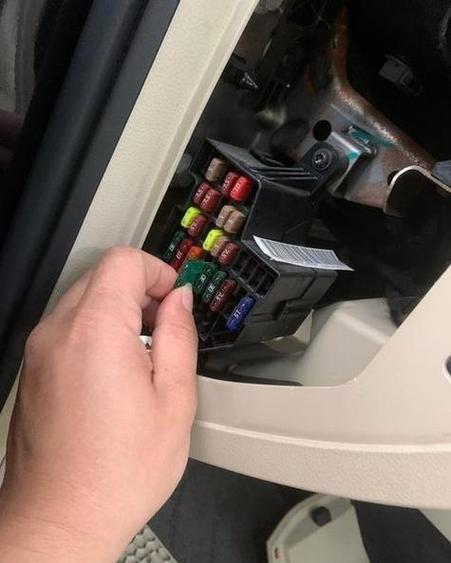 尼桑骊威的喇叭保险丝在哪里?