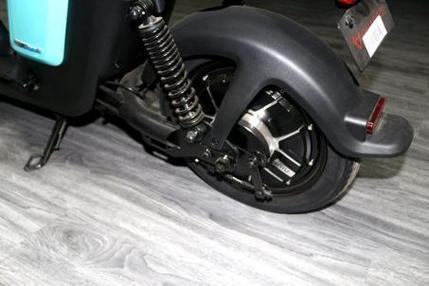 电动车后轮推起来为何感觉沉重甚至推不动?