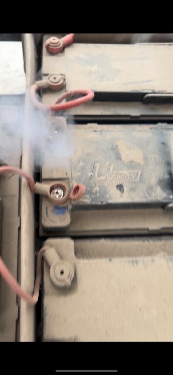 电瓶冒烟是什么情况