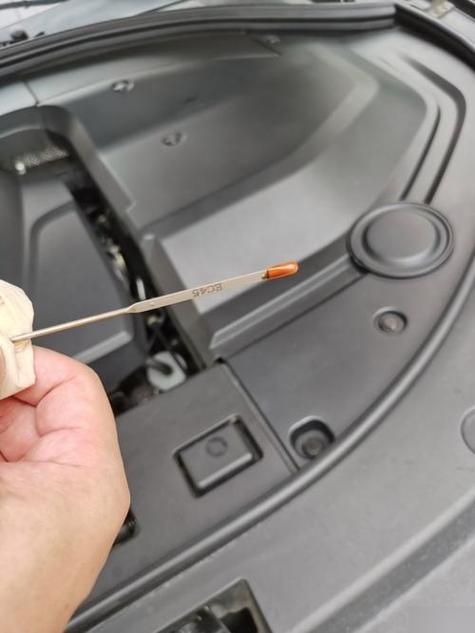 机油尺的上限和下限之间应该有多少机油?