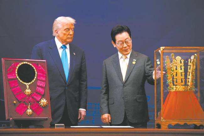 韩国赠送特朗普金色王冠模型 手工匠心之作