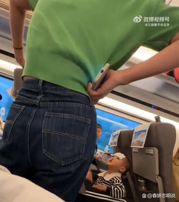小孩高铁生病哭闹乘客生气质问 公共空间里的理解和包容