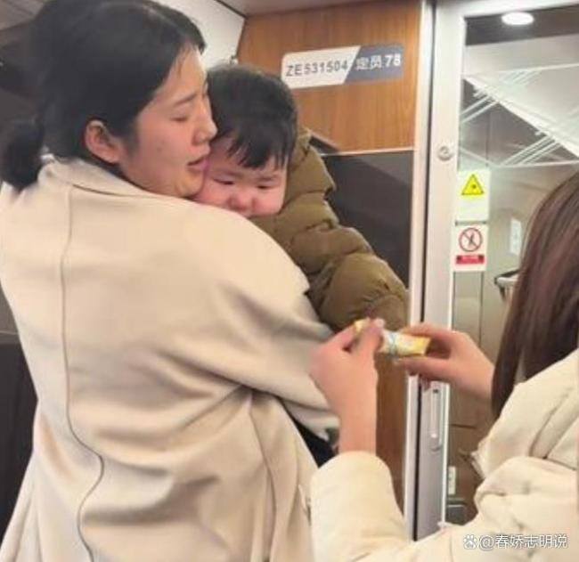 小孩高铁生病哭闹乘客生气质问 公共空间里的理解和包容