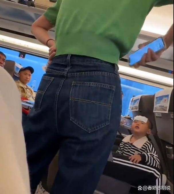 小孩高铁生病哭闹乘客生气质问 公共空间里的理解和包容