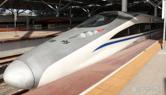 小孩高铁生病哭闹乘客生气质问 公共空间里的理解和包容