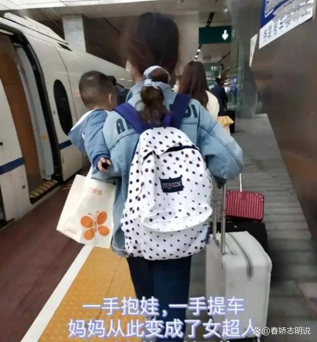 小孩高铁生病哭闹乘客生气质问 公共空间里的理解和包容