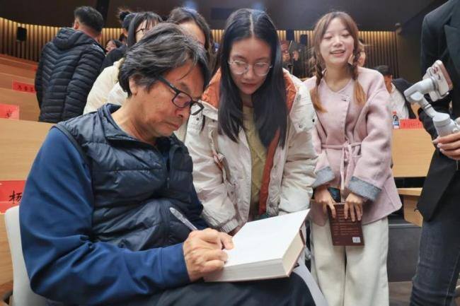 刘震云分享读书趣事 阅读启迪生活智慧