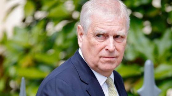 因深陷丑闻,英国安德鲁王子被剥夺头衔及王室住所,其两个女儿仍保留公主身份