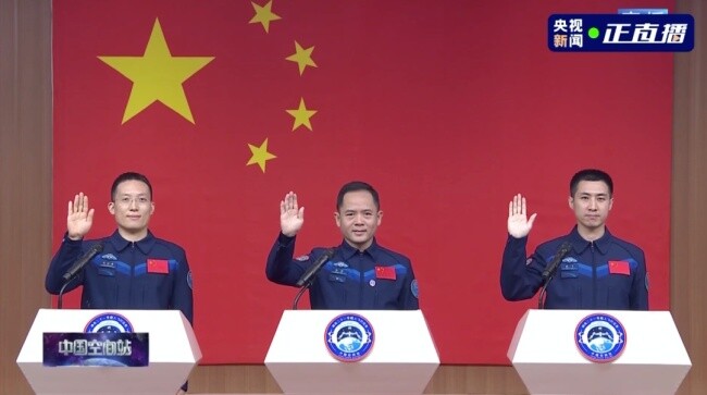 中国年龄最小航天员武飞亮相 年轻力量启航太空