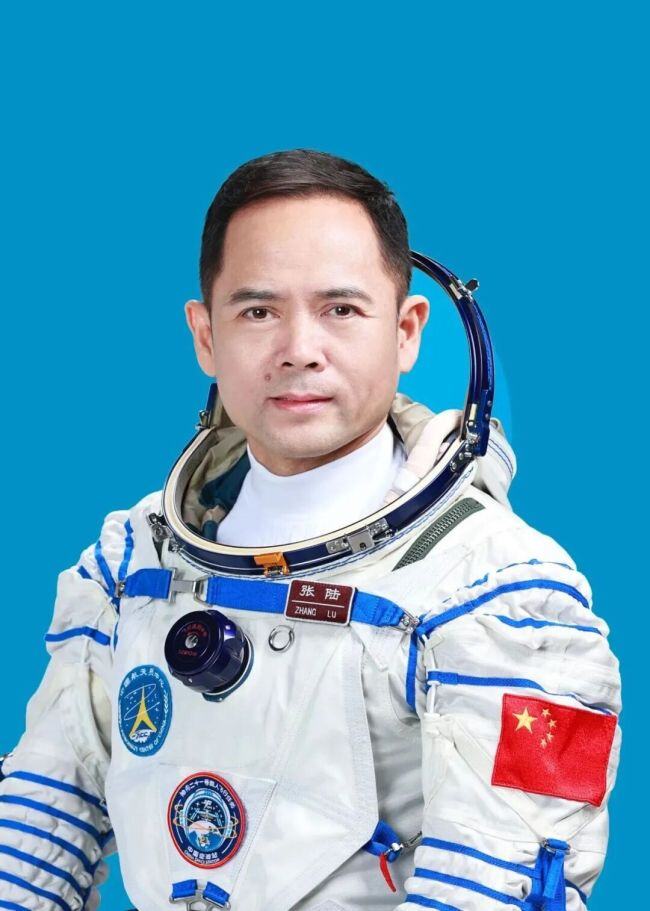 中国年龄最小航天员武飞亮相 年轻力量启航太空