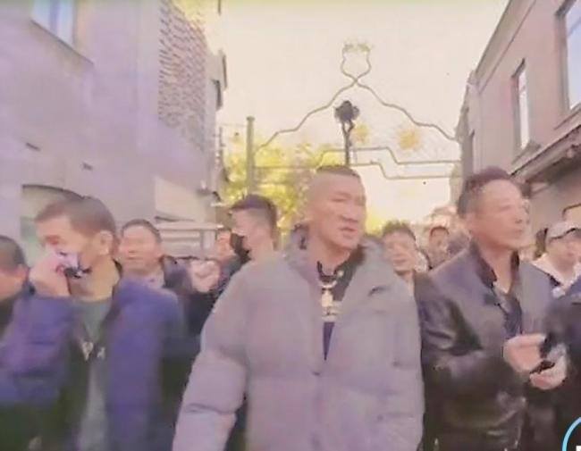 馆长吃炒蚕蛹直呼比豆汁刺激多了 北京味蕾之旅