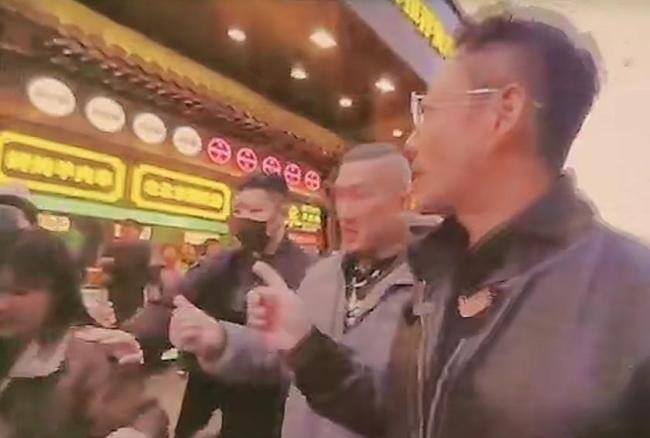 馆长吃炒蚕蛹直呼比豆汁刺激多了 北京味蕾之旅