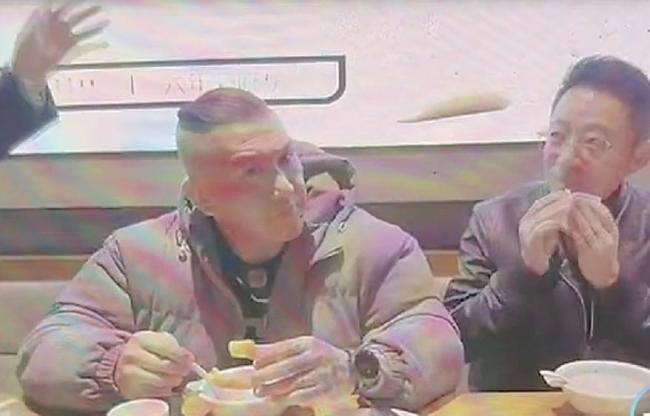 馆长吃炒蚕蛹直呼比豆汁刺激多了 北京味蕾之旅