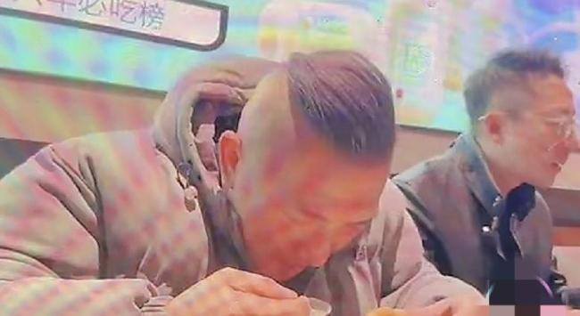 馆长吃炒蚕蛹直呼比豆汁刺激多了 北京味蕾之旅