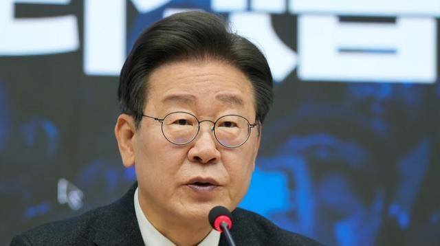 李在明高市早苗会晤握手合影 邻里关系微妙转折